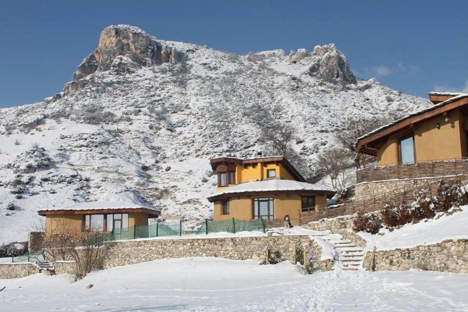 Eco Village Under The Cliffs *